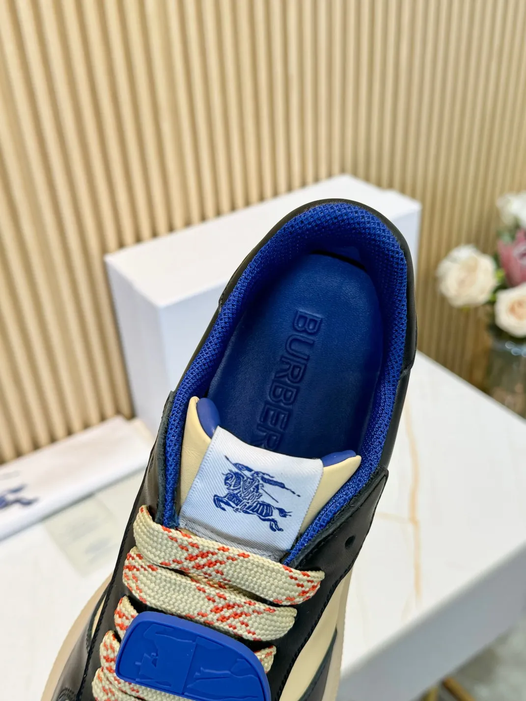 Men's men's shoes 💰560 Burberry's 2024 hot model is released. After three years, the classic plaid returns. It is versatile and decorated with worsted Burberry plaid pattern. Featuring a mesh lining and checkered laces, the rubber sole features the archive Burberry monogram. From Burberry's iconic collection, these wardrobe staples are interpreted with the brand's signature style.   ✅Fabric: classic cotton + silk cowhide ✅Lining: original board lining, silk cowhide lining for feet ✅Outsole: TPU ✅Color: black/apricot ✅Code number: 35-45 for men and women (35, 45 customized)